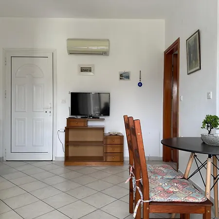 White - Town Apartman Liménasz